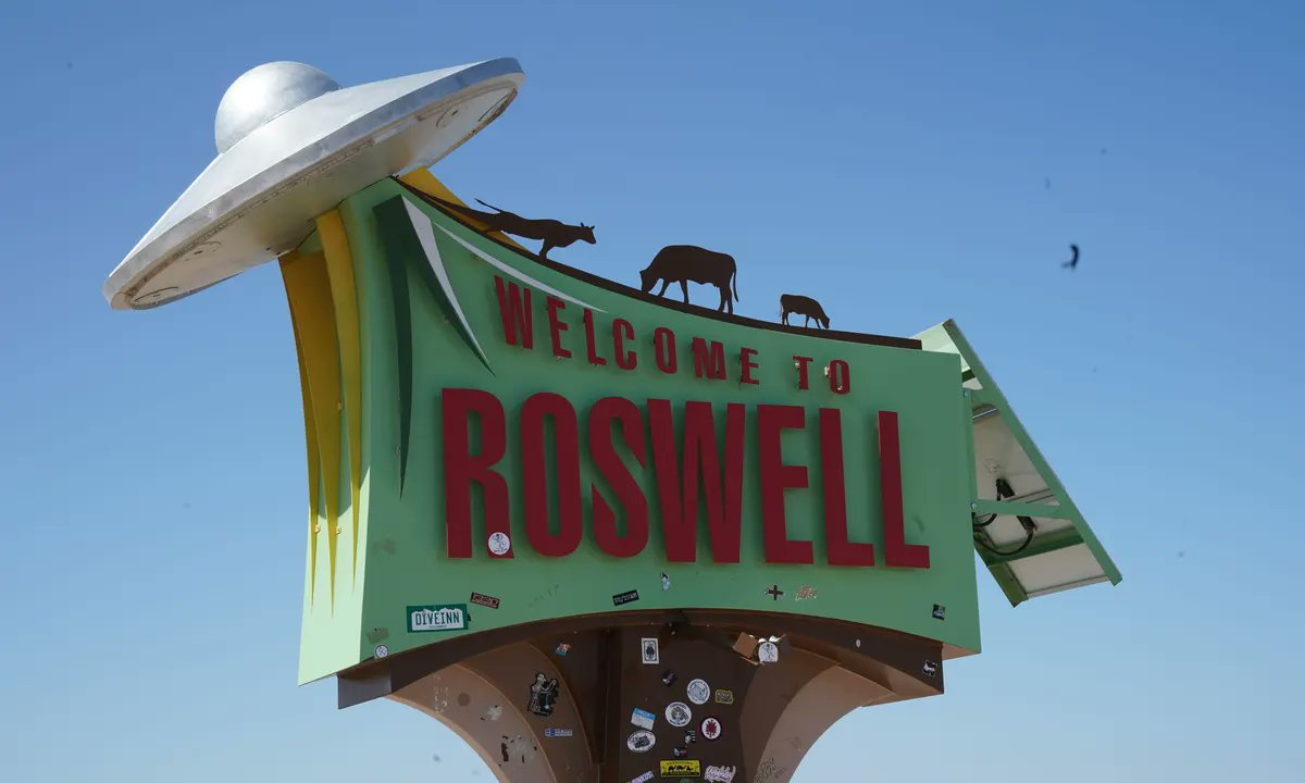 Fotografía de un cartel de bienvenida a la ciudad de Roswell. 