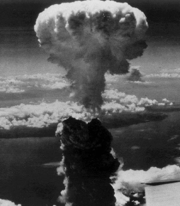 Fotografía de la nube que deja la explosión de una bomba atómica, el denominado hongo nuclear.