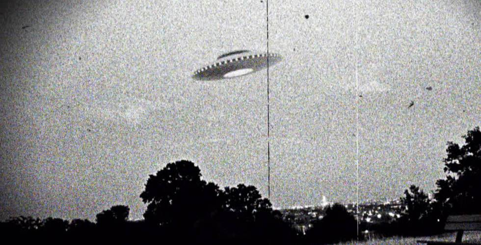 Montaje fotográfico de un OVNI